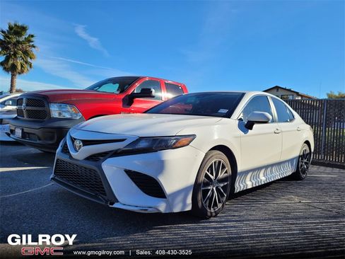 Used 2022 Toyota Camry SE image 1