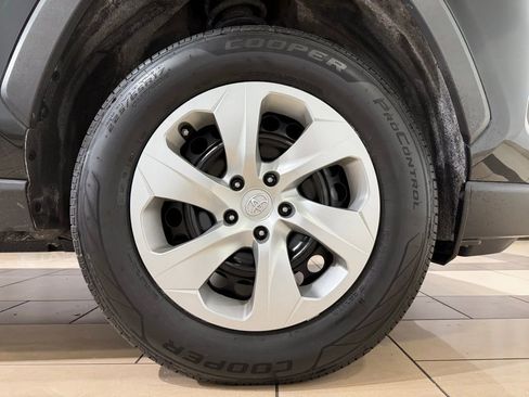 Used 2022 Toyota RAV4 LE image 9