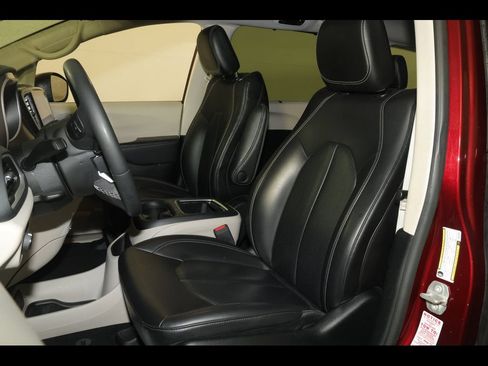 Used 2023 Chrysler Pacifica Touring-L FWD image 2