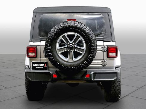 Used 2018 Jeep Wrangler Unlimited Sahara AWD/4WD image 5
