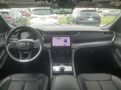 Used 2025 Jeep Grand Cherokee Limited w/ Luxury Tech Group II RWD image 9