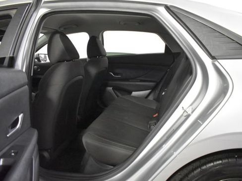 Used 2022 Hyundai Elantra SEL w/ Preferred Accessory Package FWD image 29