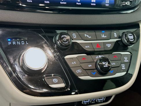 Used 2024 Chrysler Pacifica Touring-L image 23
