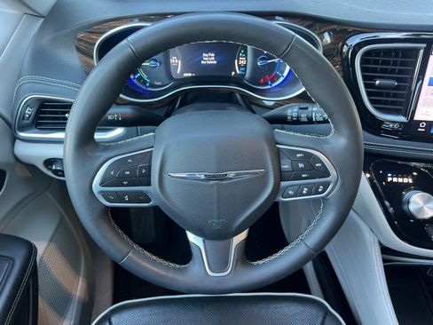 Used 2023 Chrysler Pacifica Limited image 18