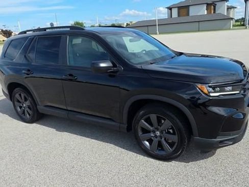 Used 2025 Honda Pilot Sport image 3