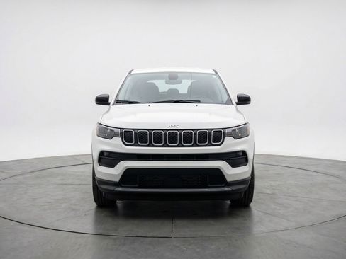 Used 2025 Jeep Compass Latitude image 2
