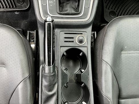 Used 2015 Volkswagen Golf S image 16