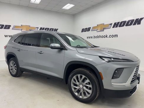 Used 2025 Buick Enclave Preferred image 3