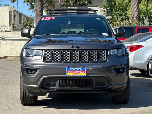 Used 2018 Jeep Grand Cherokee Altitude RWD image 9