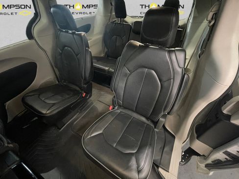 Used 2018 Chrysler Pacifica Limited image 13