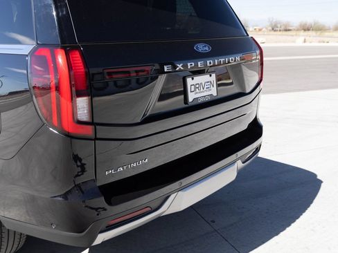 Used 2025 Ford Expedition Platinum w/ Driver's Package AWD/4WD image 9