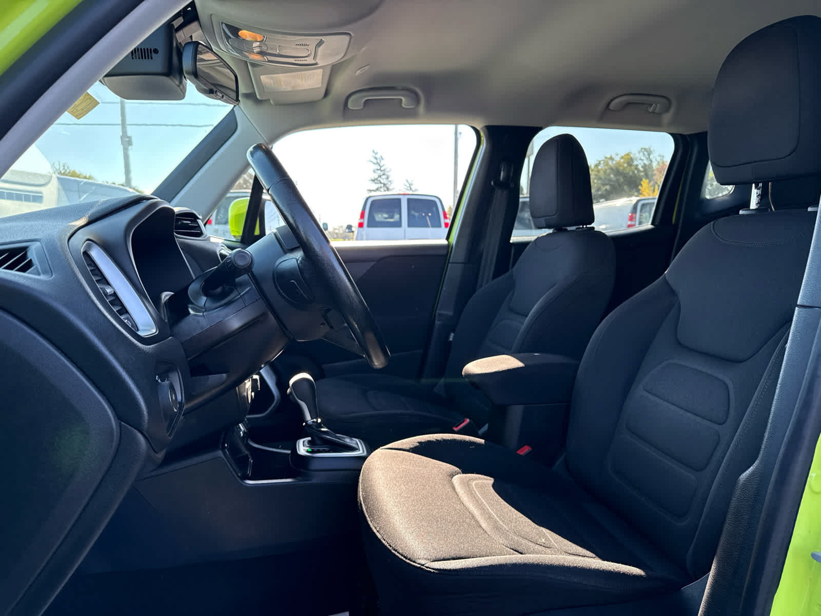 Used 2018 Jeep Renegade Latitude w/ Cold Weather Group FWD image 11