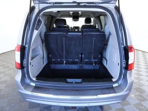Used 2013 Chrysler Town & Country Touring-L w/ Driver Convenience Group FWD image 9