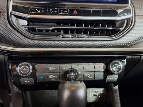 Used 2022 Jeep Compass Trailhawk w/ Trailhawk Convenience Group AWD/4WD image 16
