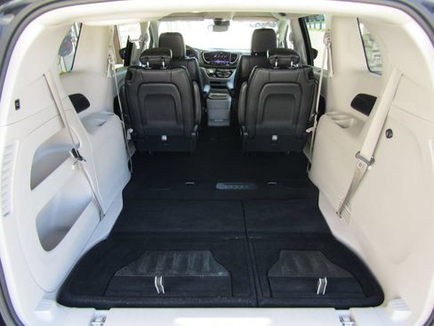 Used 2023 Chrysler Pacifica Touring-L FWD image 34