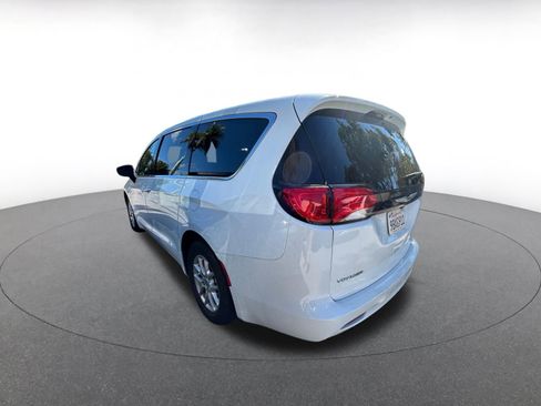 Used 2022 Chrysler Voyager LX image 4