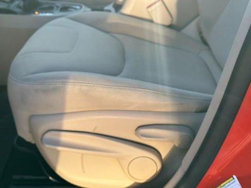 Used 2021 Jeep Cherokee Latitude w/ Mopar Interior Package image 17