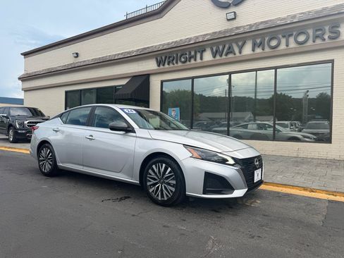 Used 2024 Nissan Altima 2.5 SV FWD image 1
