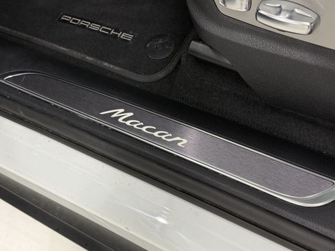 Certified 2026 Porsche Macan AWD/4WD image 33