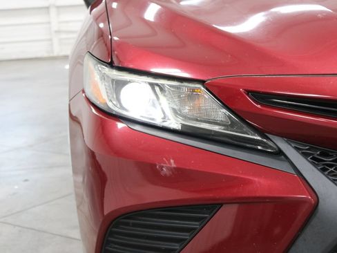 Used 2018 Toyota Camry SE FWD image 11