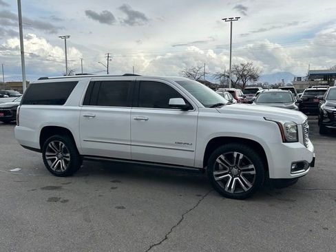 Used 2020 GMC Yukon XL Denali w/ Denali Premium Package image 6