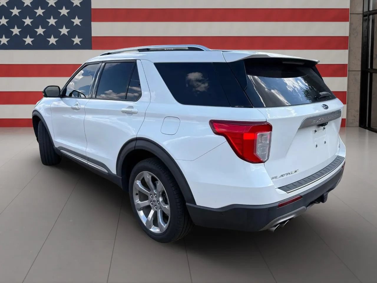 Used 2020 Ford Explorer Platinum w/ Premium Technology Package AWD/4WD image 3