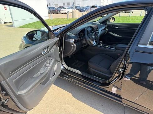 Used 2025 Nissan Altima 2.5 SV FWD image 17