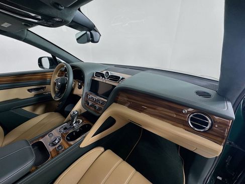Certified 2025 Bentley Bentayga AWD/4WD image 29