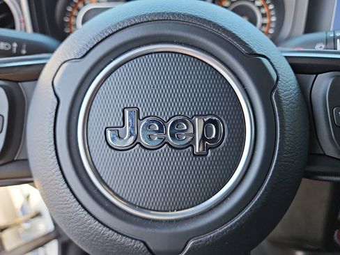 Used 2024 Jeep Gladiator Rubicon w/ Technology Group image 18