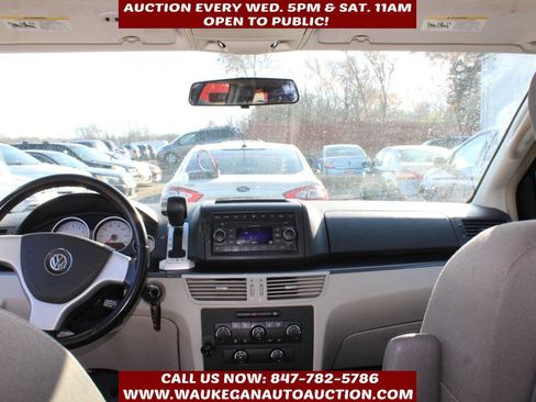 Used 2009 Volkswagen Routan SE image 7