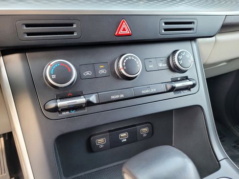 Used 2024 Kia Carnival LX image 19