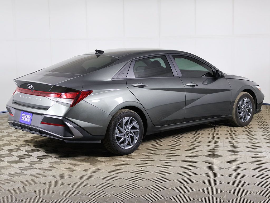 Used 2024 Hyundai Elantra SEL FWD image 9