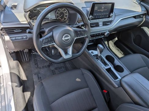 Used 2025 Nissan Altima 2.5 SV FWD image 16