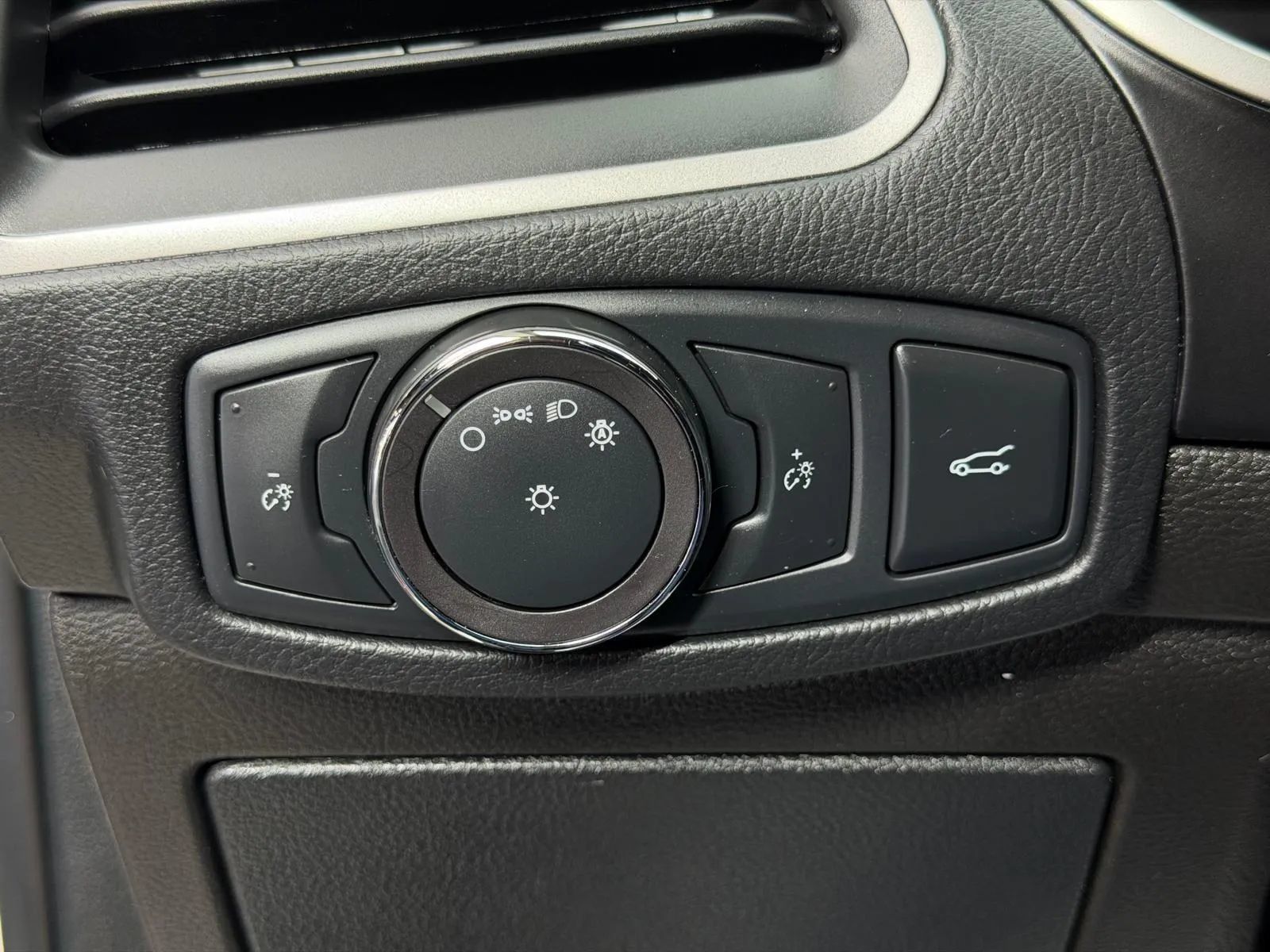 Used 2018 Ford Edge SEL w/ Equipment Group 201A AWD/4WD image 28