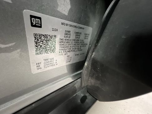 Used 2025 Chevrolet Trax LT FWD image 32