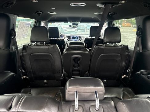 Used 2021 Chrysler Pacifica Touring-L w/ Uconnect Theater Family Group FWD image 12