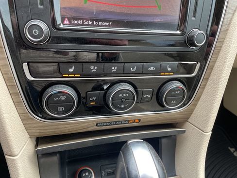 Used 2018 Volkswagen Passat 2.0T SE image 22