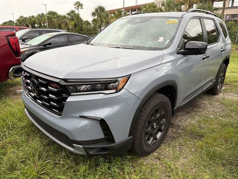 Used 2025 Honda Pilot TrailSport image 8