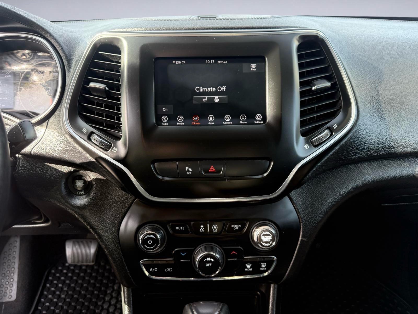 Used 2019 Jeep Cherokee Latitude Plus w/ Cold Weather Group AWD/4WD image 19