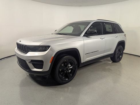 New 2025 Jeep Grand Cherokee Altitude image 3