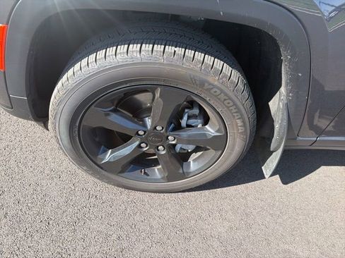 Used 2022 Jeep Grand Cherokee L Laredo image 5