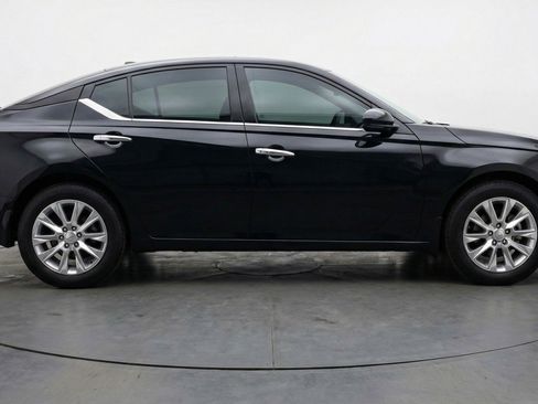 Used 2025 Nissan Altima 2.5 SV FWD image 11
