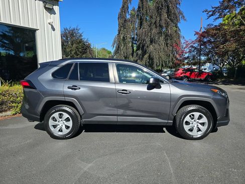 Used 2020 Toyota RAV4 LE AWD/4WD image 3