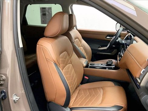 Certified 2024 Nissan Pathfinder Platinum image 6