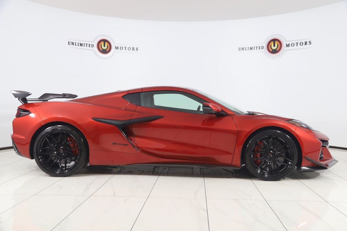 Used 2025 Chevrolet Corvette Z06 w/ Z07 Performance Package RWD image 2