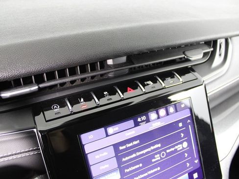 Used 2023 Jeep Grand Cherokee Laredo image 21