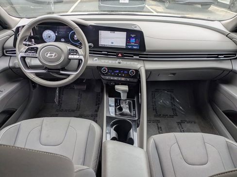 Used 2025 Hyundai Elantra SEL FWD image 28