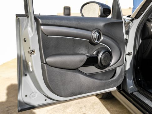 Used 2022 MINI Cooper 4-Door Hardtop w/ Signature Upholstery Package image 40