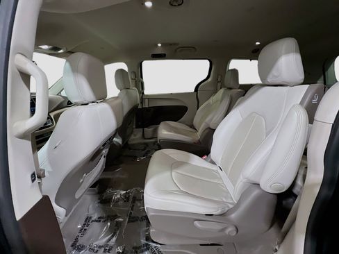 Used 2021 Chrysler Pacifica Touring-L image 17