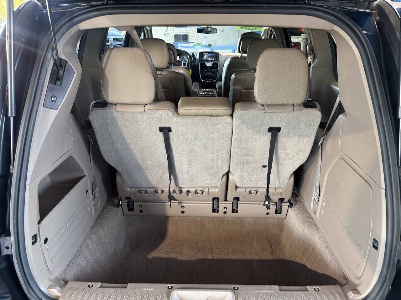 Used 2016 Chrysler Town & Country Touring FWD image 11